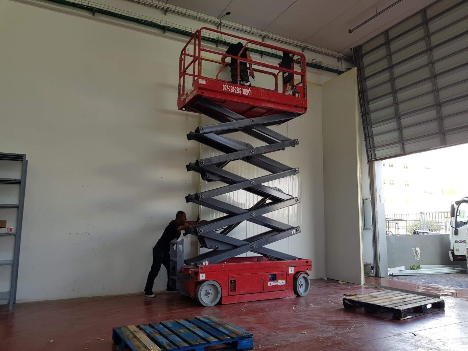 האם אפשר לעבוד בגובה ללא במות הרמה? כל מה שחשוב לדעת לפני ההחלטה
